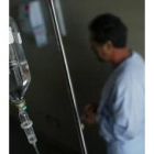 Imagen de Fernando, uno de los heridos en el accidente, en su habitación del Hospital de León