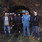 Al frente Miguel A. Fernández, Joaquín Alonso y Carlos Mesa con mineros de la empresa