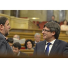 Carles Puigdemont y Oriol Junqueras, este miércoles, en el pleno del Parlament.