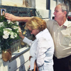Los padres de Miguel Ángel Blanco colocan unas flores en la tumba de su hijo. TXEMA FERNÁNDEZ
