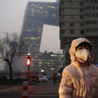 Una niña con una máscara protectora para la contaminación en Pekín, este lunes.