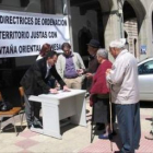 Nicanor Sen presidió ayer en Cistierna la primera recogida de firmas contra las directrices de la Ju