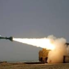 Irán lanza un misil durante unas maniobras