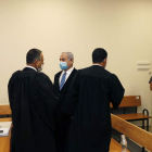 Netanyahu con sus abogados, en la sala de juicios. RONEN ZVULUN