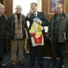 El alcalde con el maillot y los responsables del Slac en su despacho