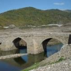 Cuando las aguas del pantano de Riaño bajan, se deja ver parte del puente de Pedrosa del Rey