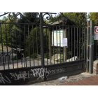 Los carteles informan en cada una de las entradas del parque de Quevedo del cierre, su duración y el motivo.