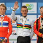 Gilbert, nuevo campeón del mundo, junto a Hagen y Valverde.