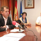 José Ramón Cerezales, el pasado 11 de junio, día de su investidura, observado por Canedo.