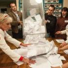 Miembros del comité electoral vacían una urna para hacer el escrutinio tras la votación en Donetsk.