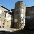 Cubo de muralla que ha permanecido durante siglos oculto por las edificaciones de la calle La Rúa
