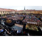 Los braceros de San Juanín y la Virgen inician el ritual del Encuentro en la plaza Mayor, con miles de personas protegiéndose con paraguas del fuerte aguacero que obligó a recoger la procesión de Los Pasos en ordinaria.