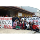 Alcaldes, concejales y padres se manifestaron ante la puertas del CRA de Riaño.