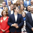 El presidente de Ciudadanos, Albert Rivera (2d), posa junto a José Manuel Villegas (i), Orlena de Miguel (2i), Juan Carlos Girauta (d), y el resto de cabezas de lista del partido a las elecciones generales del 20 de diciembre,