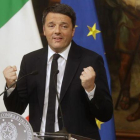 Renzi gesticula durante la rueda de prensa en Palazzo Chigi, la madrugada de ayer, en Roma.