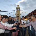 El brindis oficial con amigos y autoridades abre esta edición de la fiesta. JESÚS F. SALVADORES