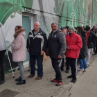 Los socios del Atlético Astorga madrugaron para adquirir sus entradas para la Copa del Rey. TRANCA