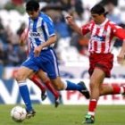 El deportivista Valerón intenta escapar con el balón controlado de la atención del atlético Correa