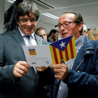 Puigdemont conversa con un simpatizante durante el acto de celebración de la Diada. JOSÉ VILLALGORDO