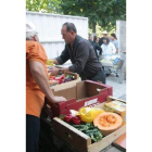Desde Lleida llegó la fruta que se repartió ayer.