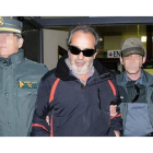 Agentes de la Guardia Civil conducen a la cárcel al intermediario Juan Lanzas, tras declarar ante la jueza.