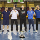 Los ocho entrenadores que pujan por la Copa del Rey que se juega en León posaron ayer en el centro del Palacio de Deportes con el trofeo. FERNANDO OTERO PERANDONES