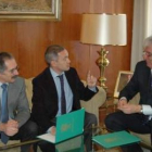 La firma del convenio por Serafín de Abajo Olea (centro) y José Ángel Hermida (derecha).