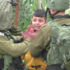 Soldados israelís detienen a un niño palestino de 8 años en Hebrón.
