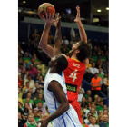 Pau lanza a canasta ante la oposición de Batum.