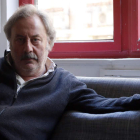 El escritor leonés Julio Llamazares en el salón de su casa durante la entrevista concedida a Diario de Léon