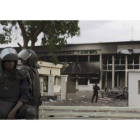 La guardia nacional custodia el edificio del Parlamento de Burkina Faso, ayer, en Uagadugú.