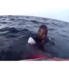 Rescate de uno de los inmigrantes que iban a bordo de la patera siniestrada.