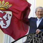 El periodista Fernando Ónega ondea la bandera de León, ayer en la Casa de León en Madrid. RAQUEL P. VIECO