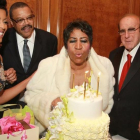 Aretha Franklin sopla, rodeada de amigos, las velas de la tarta de vainilla para celebrar su 74 cumpleaños, este jueves en Nueva York.