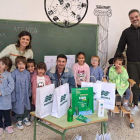 Imagen del reparto de material por parte de Mansurle a los niños de la escuela de Algadefe. DL