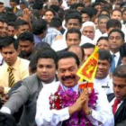 El presidente ceilanés, Mahinda Rajapaksa, celebró ayer el abandono de las armas por parte de los ta