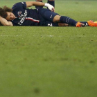 David Luiz se lamenta de su lesión muscular en la pierna izquierda en el partido contra el Marsella.