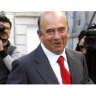 El presidente del Banco Santander, Emilio Botín, a su llegada hoy al Tribunal Supremo.