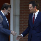 El presidente del gobierno, Mariano Rajoy y el secretario general del PSOE, Pedro Sanchez, durante un encuentro en Moncloa.