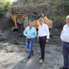 Ángel Calvo, Juan Martínez Majo y Alfonso Arias visitaron ayer las obras cerca de Peñalba. L. DE LA MATA