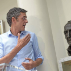 Eduardo Madina posa junto a un busto de Ramón Rubial en el Congreso de los Diputados.