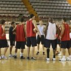 De Grado da instrucciones a los jugadores en un entrenamiento de Baloncesto León.
