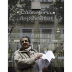 Cubero muestra las firmas de los 322 dimisionarios.