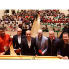 Organizadores y colaboradores con una representación de los equipos participantes en el acto de presentación celebrado en el Nuevo Recreo Industrial. JESÚS F. SALVADORES