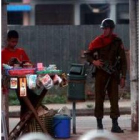 La fuerte presencia militar en las calles birmanas es una constante