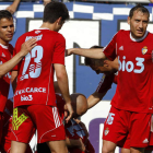 Los jugadores de la Ponferradina celebraron por todo lo alto el tanto de Yuri, que permite al equipo berciano igualar los puntos del Zaragoza en la tabla y seguir peleando por el playoff