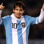 El astro argentino vistiendo la camiseta de su selección.