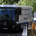 Un furgón de la Guardia Civil traslada a los detenidos de la 'operacion Lezo', el pasado viernes.