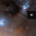 La joven estrella 2MASS J16281370-2431391 , rodeada por un disco de gas y polvo. ESO