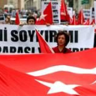 Manifestantes turcos gritan consignas contra Estados Unidos, mientras portan la bandera de su país